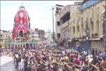 Devotees pulling the chariot ropes